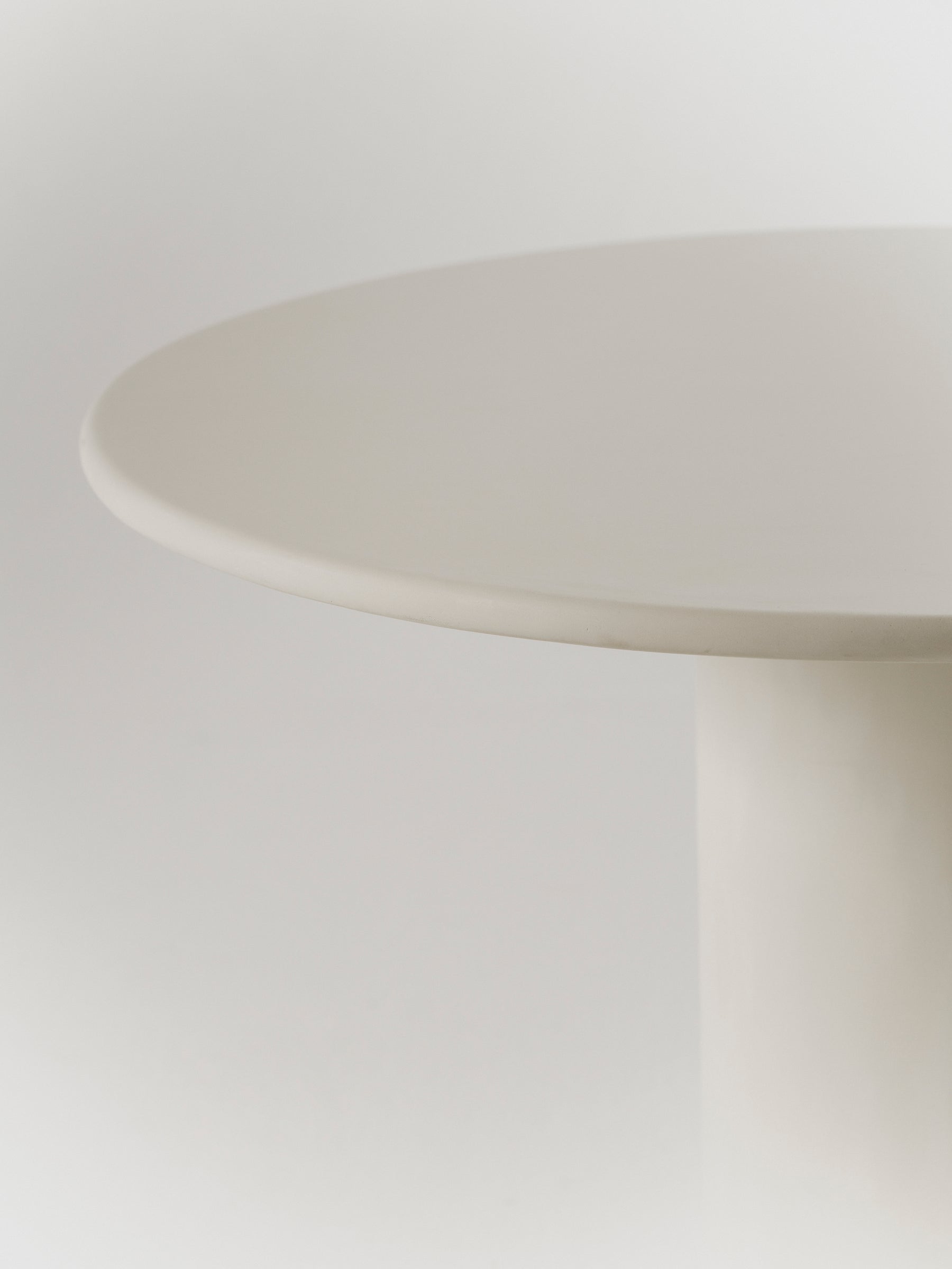 Gio dining table - TrynTrend